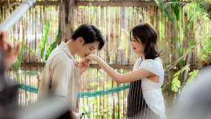“แบงค์ ศรราม” อินหนัก คุกเข่าขอ “โมบาย พิมรภัส” แต่งงานหวาน สะเทือนโค้งสุดท้าย ยิ้มทั้งน้ำตาใน “เพชรประกายซีรีส์” EP.11