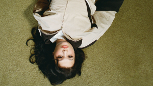 “Lola Young” ส่งเพลงใหม่ “From Down Here” ถ่ายทอดอารมณ์ สุดเข้มข้นสานต่อความปังของ “Messy”